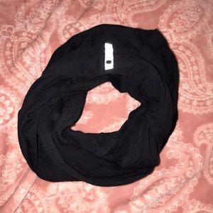 LULULEMON BLACK VINSAYA SCARF